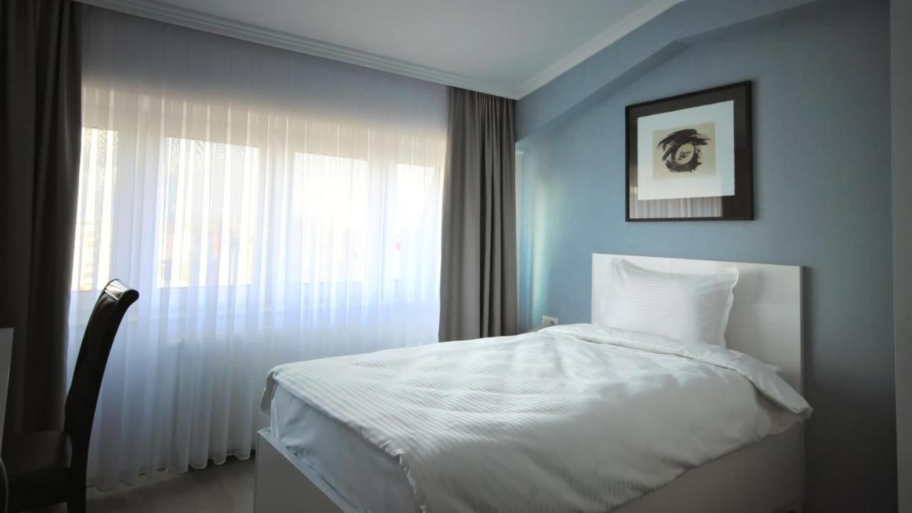 Hotel Callisto Pristina Exterior photo